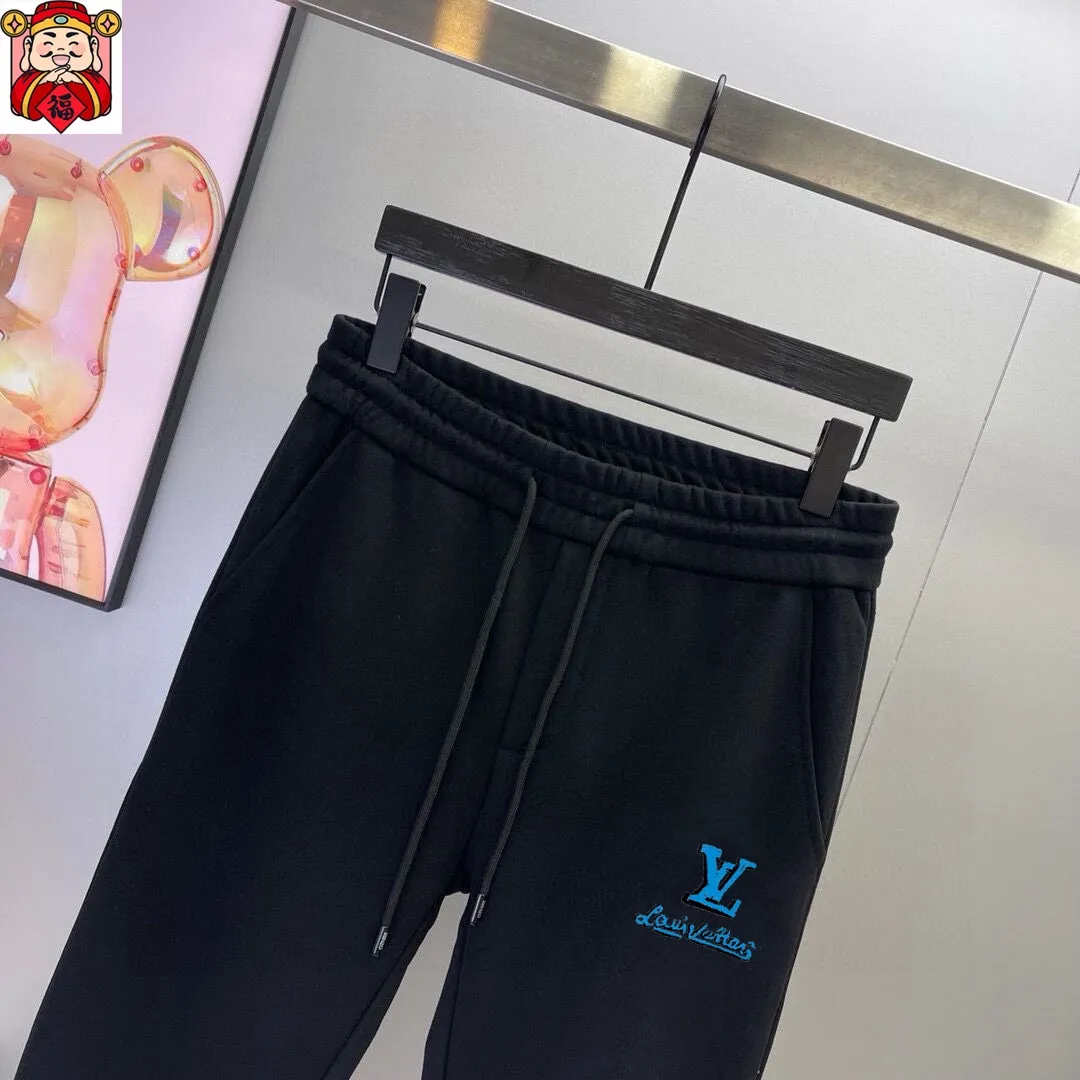 🅿️380 [LV Louis Vuitton] (Fat Man Gospel) hot-selling suit is coming. Focus on the original version of the official website. 2025 new hot-selling sweatshirt suit. The original order is the best. 🇭🇰The meticulous work of top designers is dedicated to a fitting and perfect upper body effect. All-natural high-quality Roman cotton 100%, close-fitting comfort, noble and elegant! Original hardware embodies elegance and nobility! Counter size: M-5XL (maximum wear up to 220 pounds)